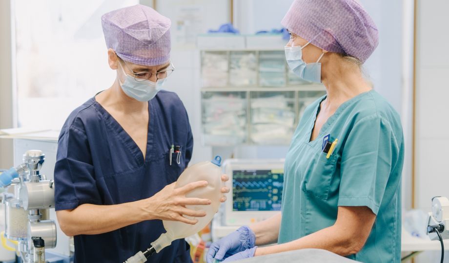 Anästhesieschwestern von Narkosen Magdeburg bereiten Beatmungsbeutel vor, sichere Überwachung während der Narkose