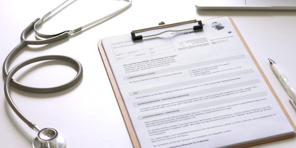 Anästhesie-Aufklärungsbogen und Stethoskop, sorgfältige Vorbereitung und Befunddokumentation vor Narkose