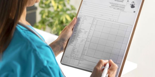 Anästhesieteam dokumentiert Narkoseprotokoll, lückenlose Überwachung und Sicherheit während der Narkose