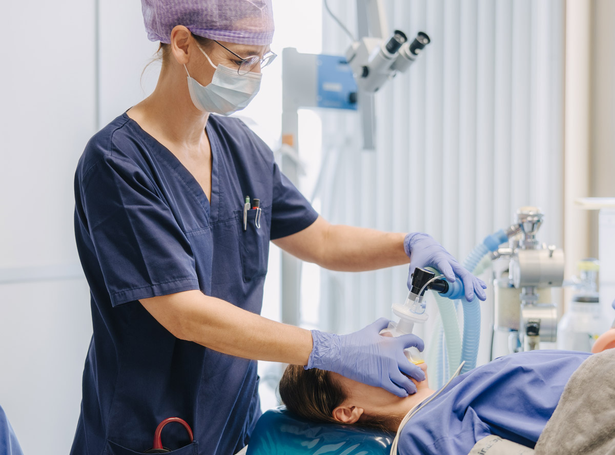 Anästhesieteam leitet Narkoseeinleitung mit Atemmaske, sichere und schonende Narkose bei ambulantem Eingriff