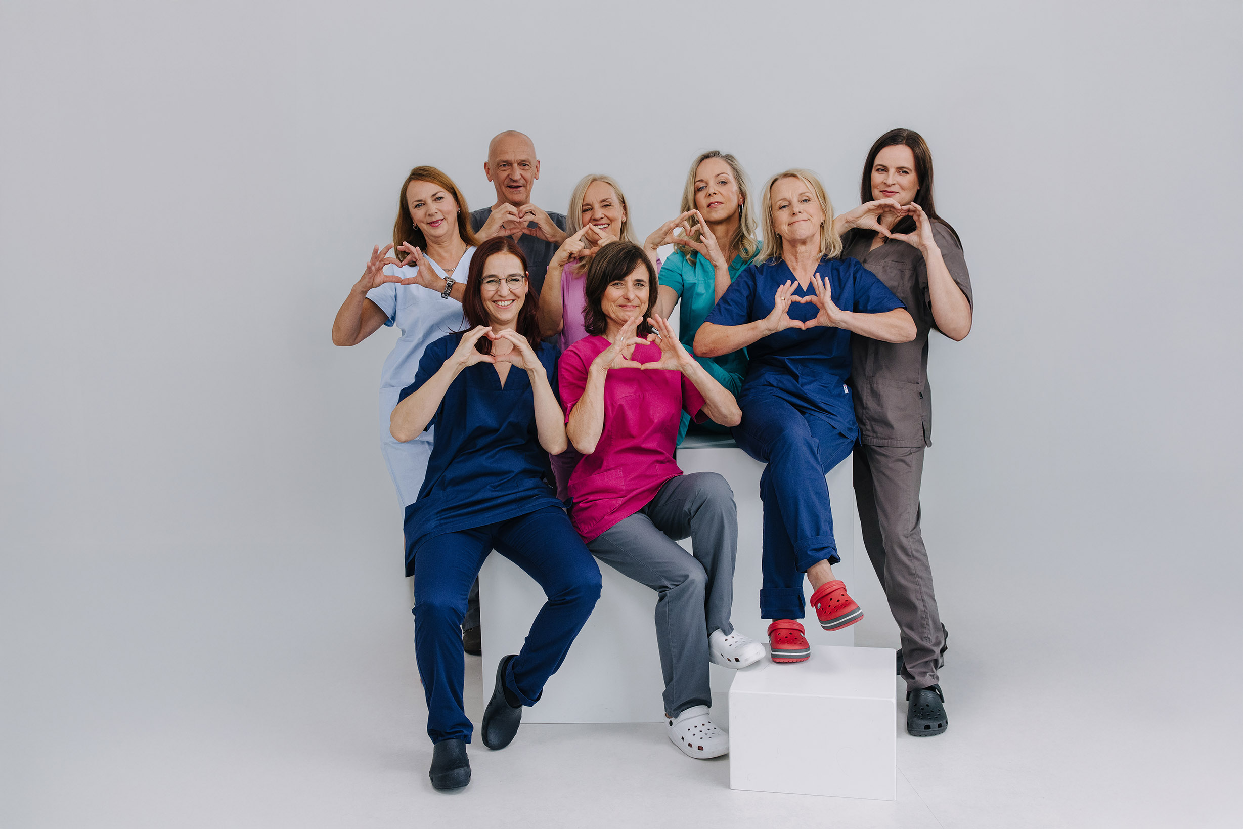 Team der Gemeinschaftspraxis für Anästhesie zeigt Herz und Zusammenhalt, Gruppenfoto in OP-Kleidung