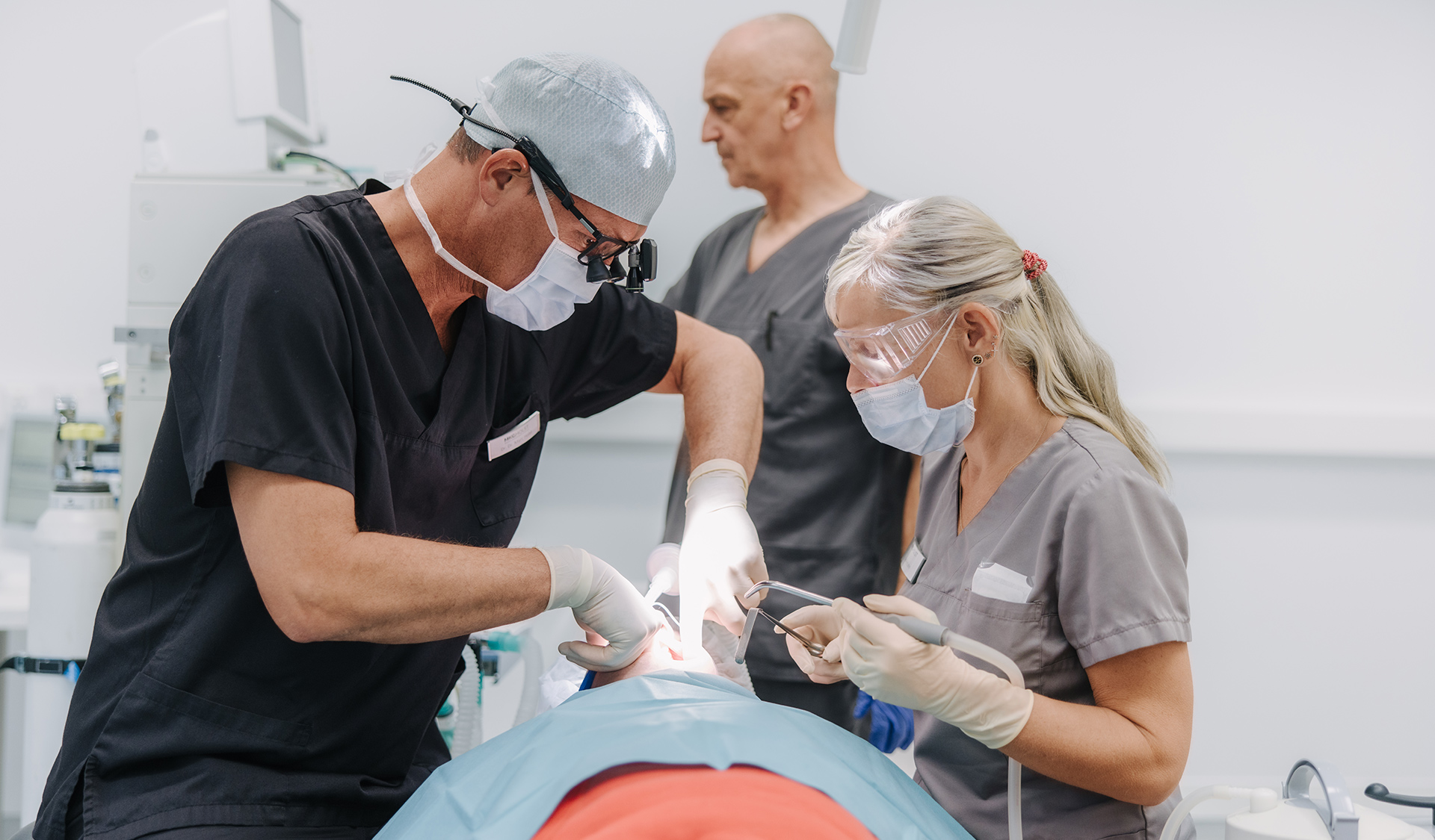 Anästhesie-Team von Narkosen Magdeburg begleitet operativen Eingriff, sichere Narkosebetreuung im OP