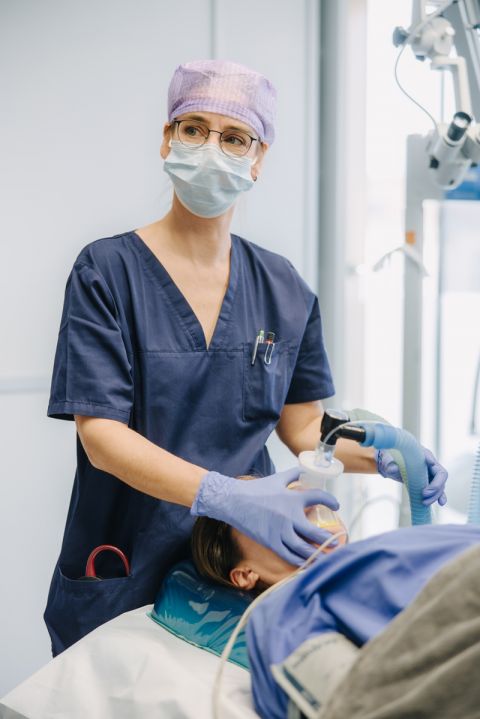 Anästhesieteam überwacht Narkoseeinleitung mit Atemmaske, sichere und schonende Narkose für Patienten