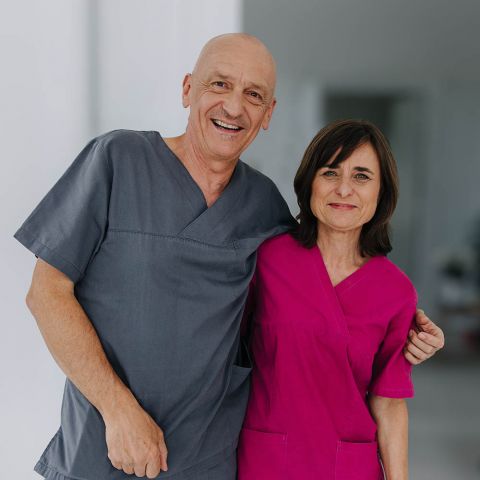 Fröhliches Anästhesie-Team von Narkosen Magdeburg, erfahrene Fachkräfte für sichere und einfühlsame Narkose